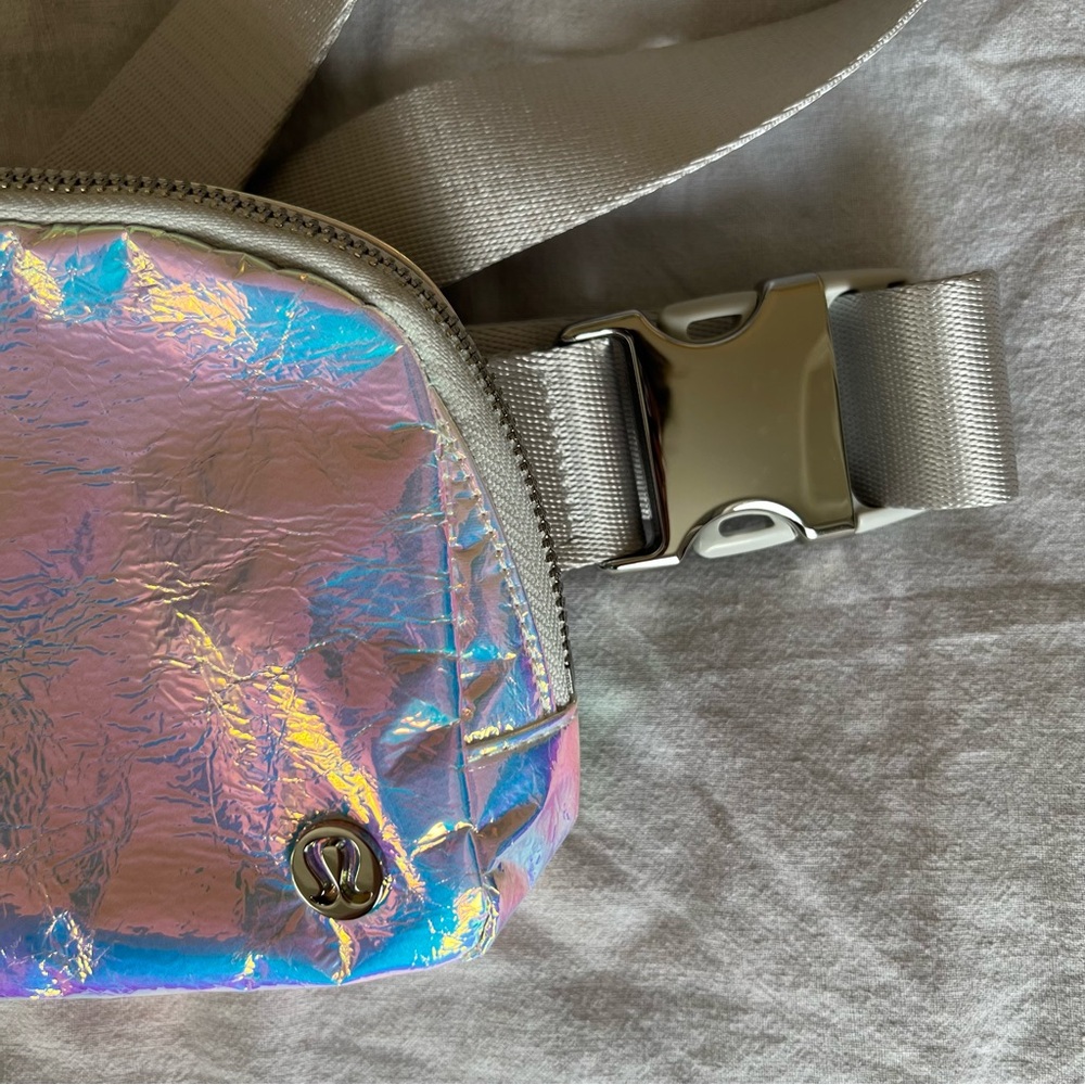 Lulu Everywhere Belt Bag 1L *Iridescent - Picture 2 of 5